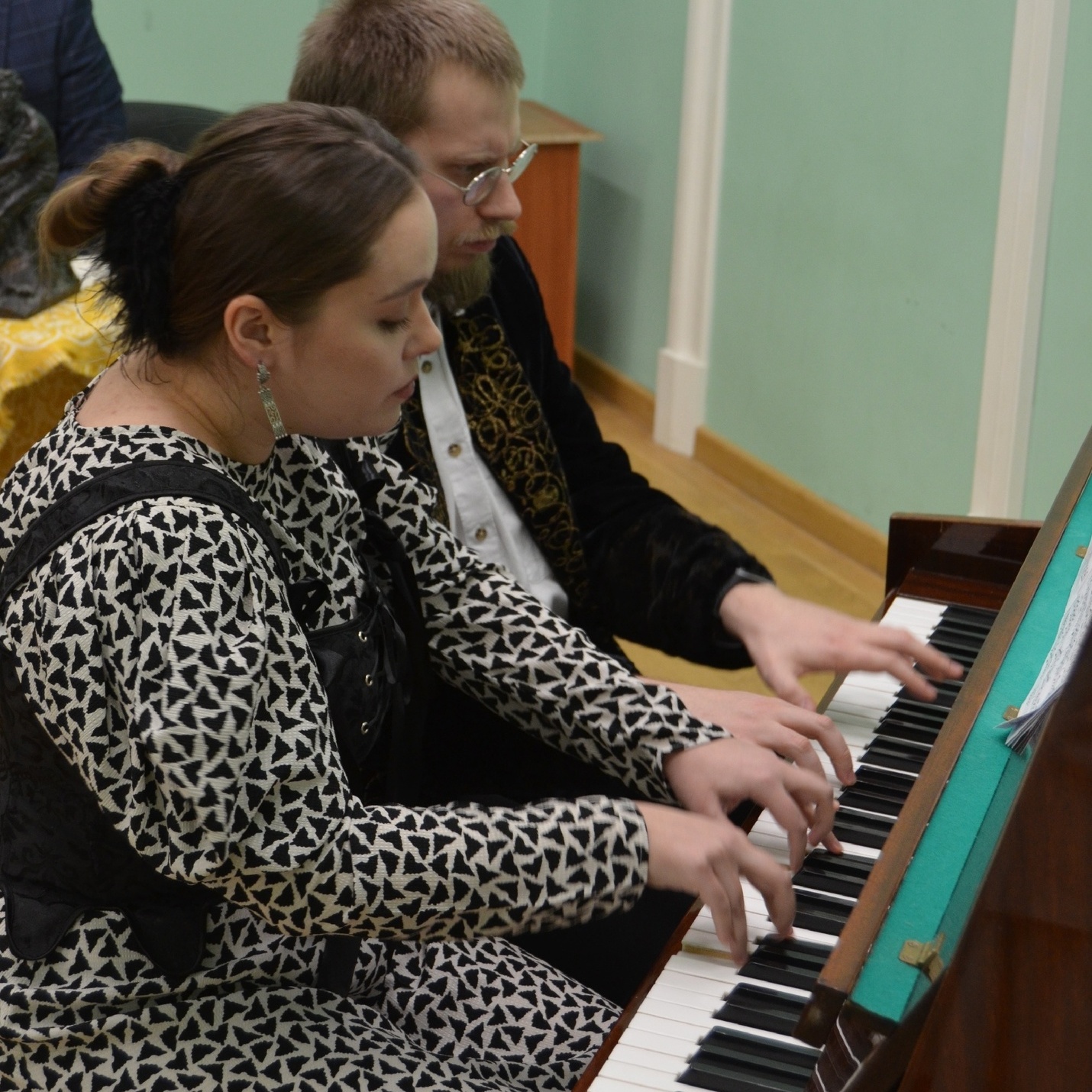Иван и Мария играют на фортепиано
